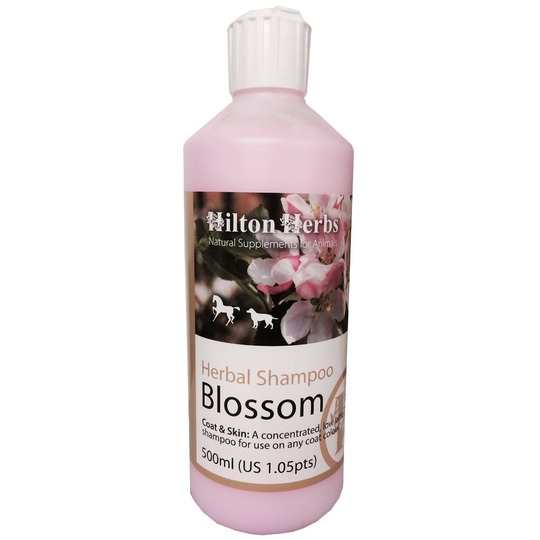 Hilton Blossom Shampoo 200m. Champú de color rosa con un perfume atractivo, para caballos y perros.