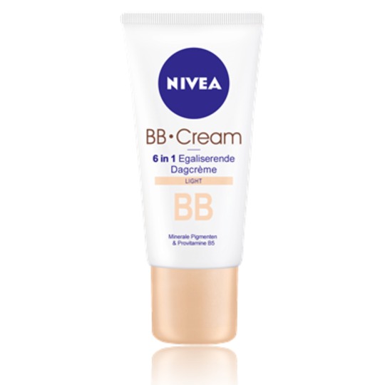 Nivea BB Cream. Combinatie van een dagcreme en foundation met 6-voudige werking, in 2 tinten.