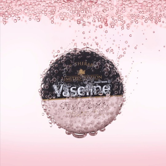 Vaseline Pink Bubbly Lip Balm 20gr. Decadente Lipbalm met Roze Champagne.