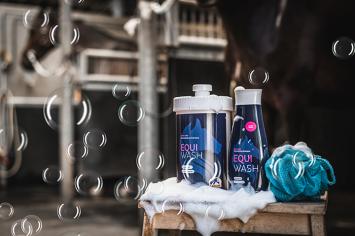 Cavalor Equi Wash. --- Das ideale Shampoo, um Ihrem Pferd eine schöne Dusche zu gönnen. Die pH-neutrale Formel ist sanft zur Haut, aber gnadenlos zum Schmutz.