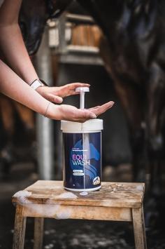 Cavalor Equi Wash. --- Das ideale Shampoo, um Ihrem Pferd eine schöne Dusche zu gönnen. Die pH-neutrale Formel ist sanft zur Haut, aber gnadenlos zum Schmutz.