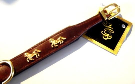 Halsband Paard. Luxe, gevoerde lederen halsband met messing paardjes, in 2 kleuren.