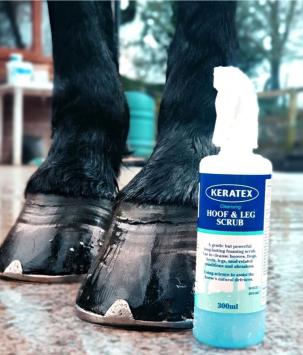 Keratex Hoof & Leg Scrub 300ml.   Contre gale de boue, les dommages et les talons fendus.