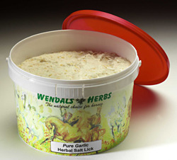 Wendals Garlic lik 3,5 kg. Complete zout- en mineralen liksteen vermengd met pure stukjes knoflook.